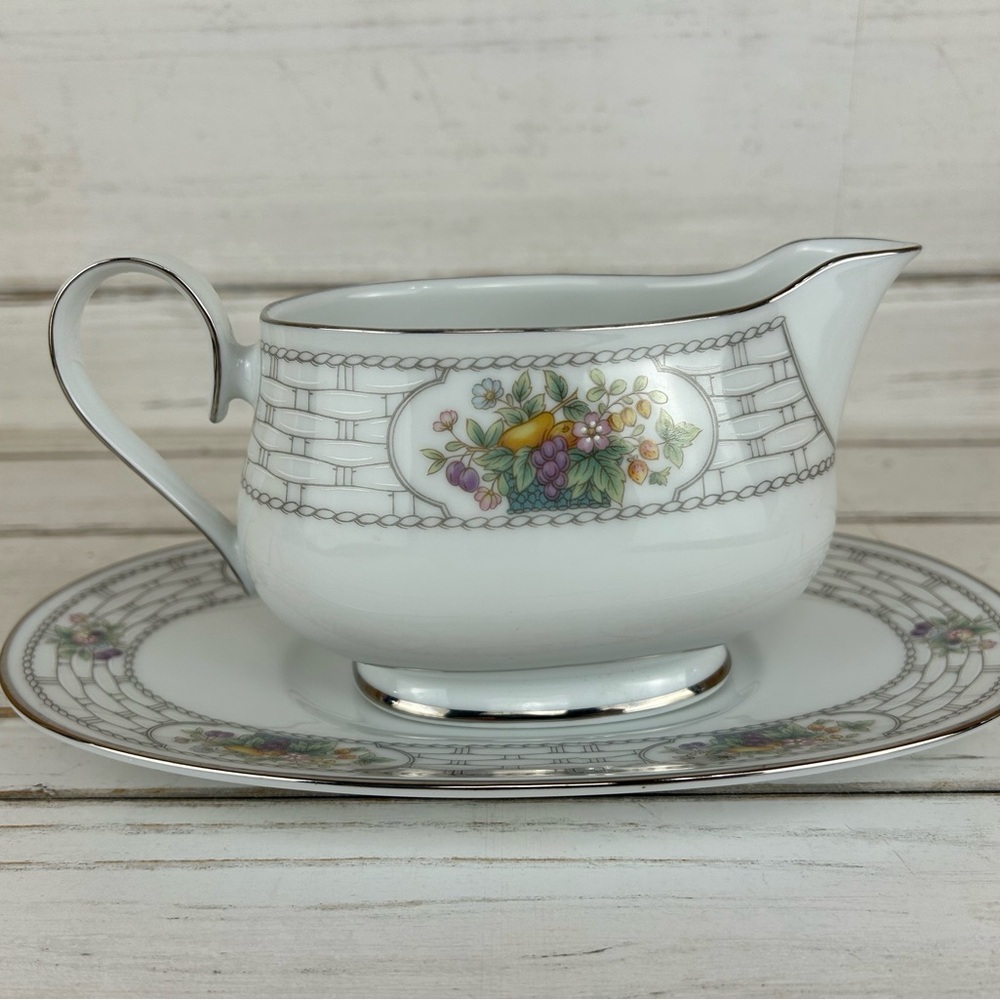 Noritake Ireland Kenmare 2773 gravy boat and dish